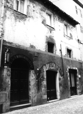 Casa con arco richiuso e portale sec.XV